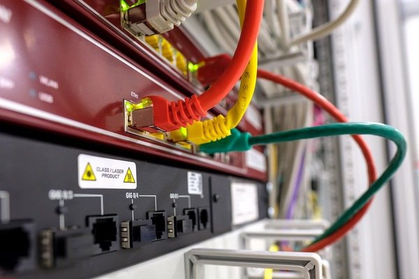 Le recours à un répartiteur rj45 pour passer plusieurs signaux